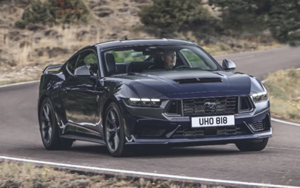 Отскоро с ново поколение, Ford Mustang, е наличен както като купе, така и като кабриолет с платнен покрив- Така припомня своите предци от 60-те години на миналия век със стил. Механиката на старата серия е преработена; акцентът обаче остава V8 мотор, предлаган в две нива на мощност, 446 или 454 к.с. Промяната? Стандартно е с механична трансмисия. 10-степенната автоматична скоростна кутия струва 3 000 евро отгоре.